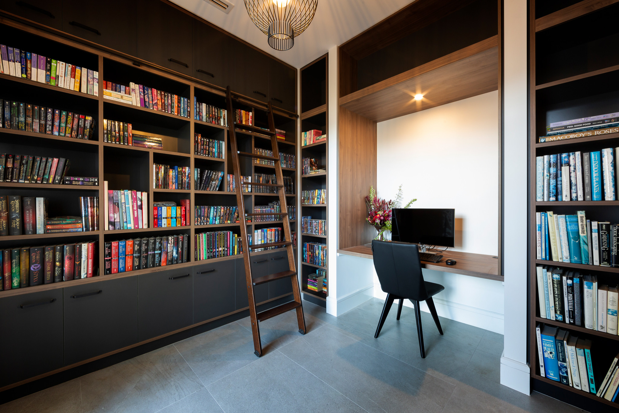 Come organizzare la libreria  Built in bookcase, Home libraries, Home  remodeling