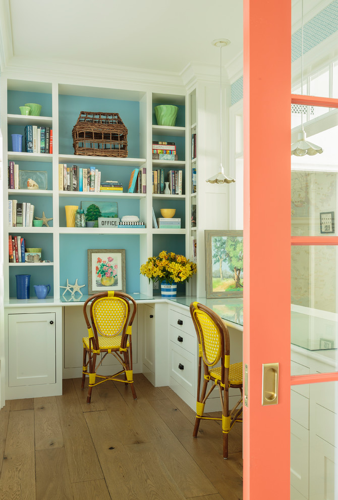 Ejemplo de despacho campestre pequeño con paredes azules, escritorio empotrado, suelo de madera en tonos medios y suelo marrón
