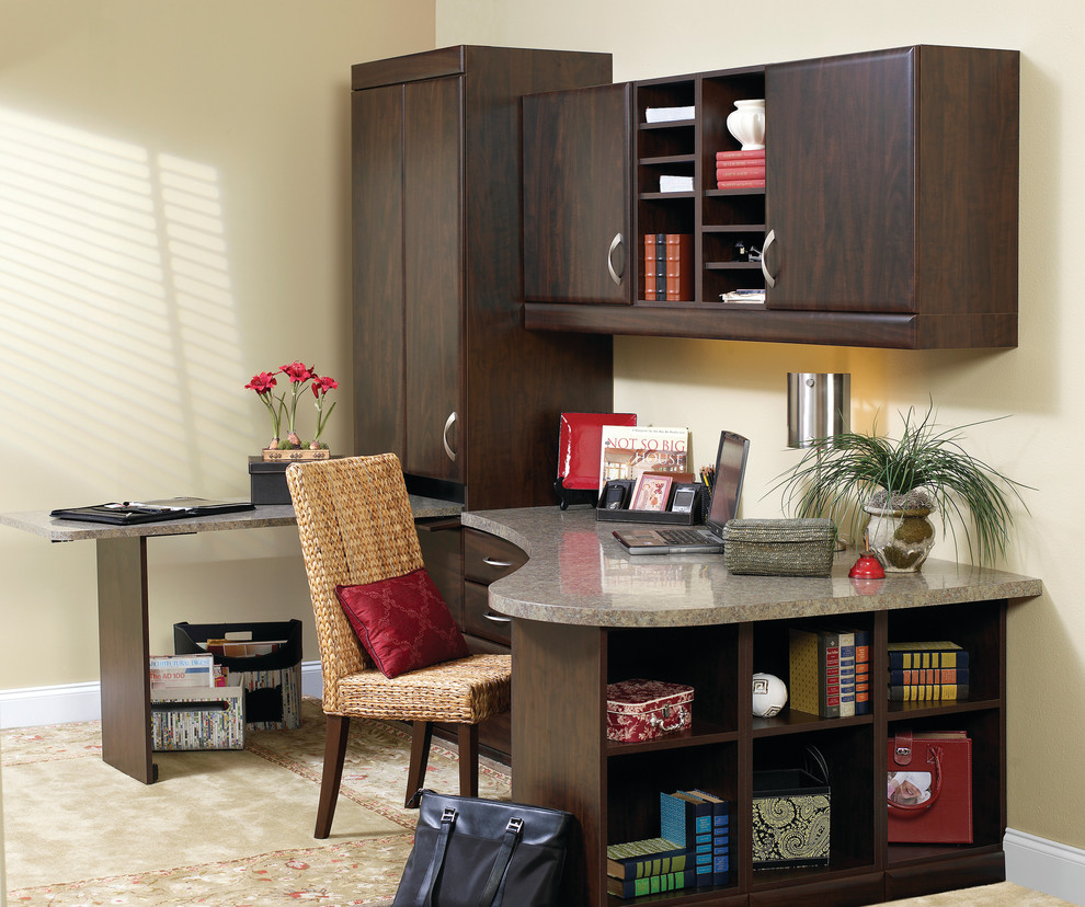 Modelo de despacho clásico de tamaño medio sin chimenea con paredes beige, moqueta, escritorio empotrado y suelo beige
