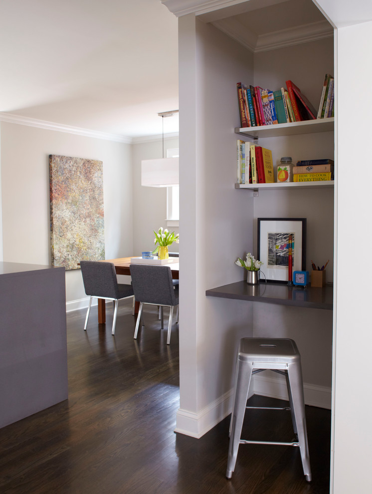 Cette image montre un petit bureau design avec un mur gris, parquet foncé, un bureau intégré et aucune cheminée.