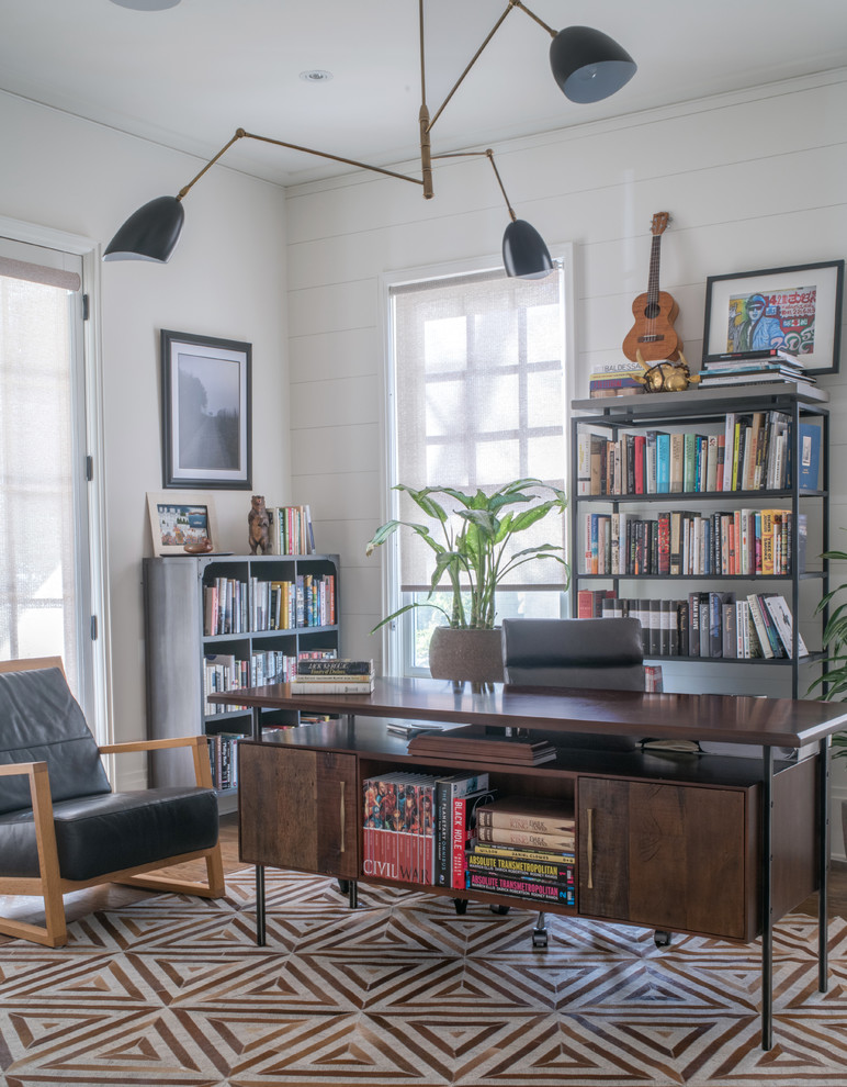 Esempio di un grande studio classico con pavimento in legno massello medio, scrivania autoportante, pareti bianche e pavimento marrone