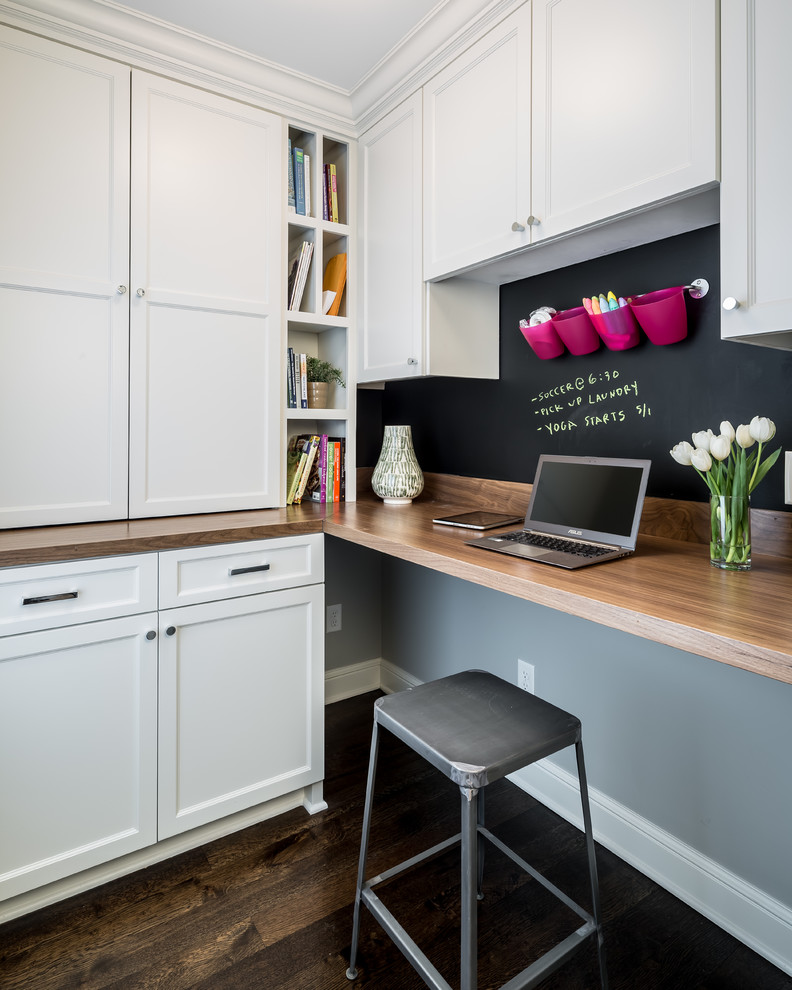 Ejemplo de despacho clásico pequeño con suelo de madera oscura y escritorio empotrado