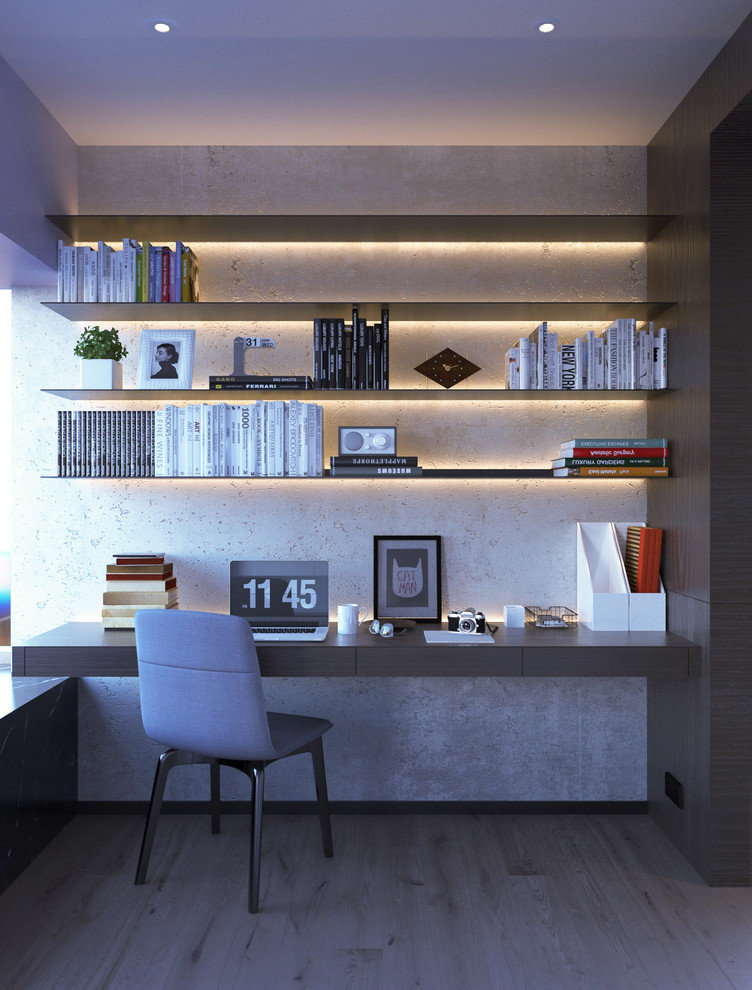 Kleines Modernes Arbeitszimmer mit Studio, grauer Wandfarbe, Einbau-Schreibtisch und hellem Holzboden in Hongkong