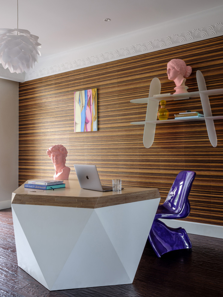 Mittelgroßes Arbeitszimmer mit Studio, brauner Wandfarbe, dunklem Holzboden, freistehendem Schreibtisch, braunem Boden und Tapetenwänden in Moskau