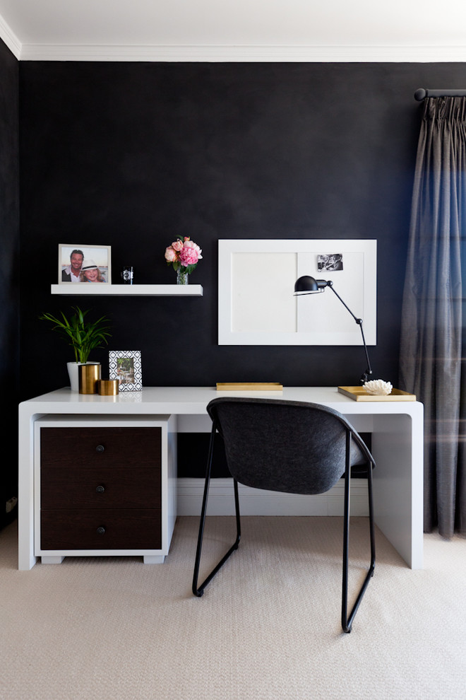Mittelgroßes Modernes Arbeitszimmer mit schwarzer Wandfarbe, Teppichboden, freistehendem Schreibtisch und beigem Boden in Perth