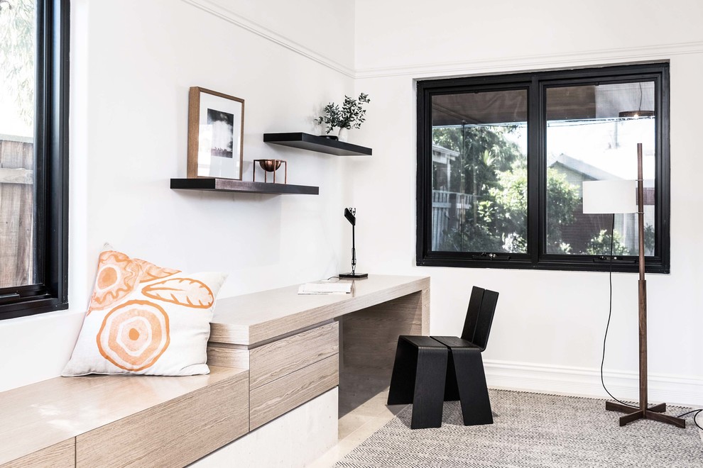 Imagen de despacho moderno de tamaño medio con paredes blancas, suelo de piedra caliza y escritorio empotrado