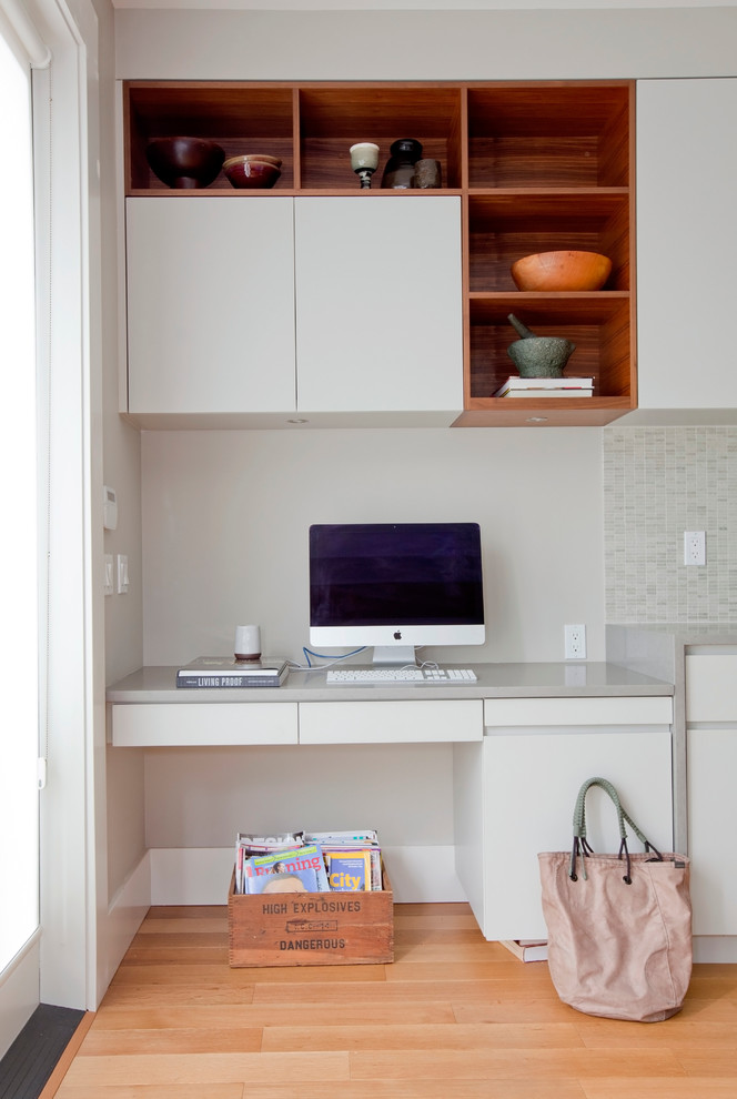 Small contemporary home office in Vancouver with a built-in desk.
