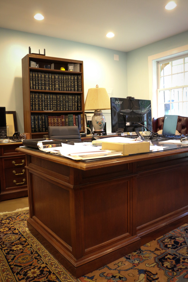 Imagen de despacho de estilo americano de tamaño medio con paredes grises, suelo de cemento y escritorio independiente