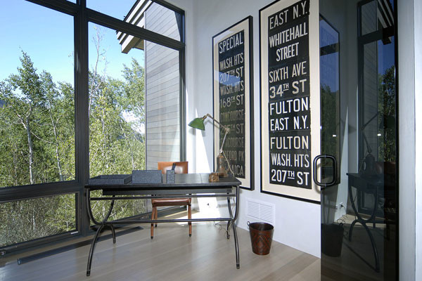 Пример оригинального дизайна: рабочее место среднего размера в современном стиле с белыми стенами, светлым паркетным полом и отдельно стоящим рабочим столом