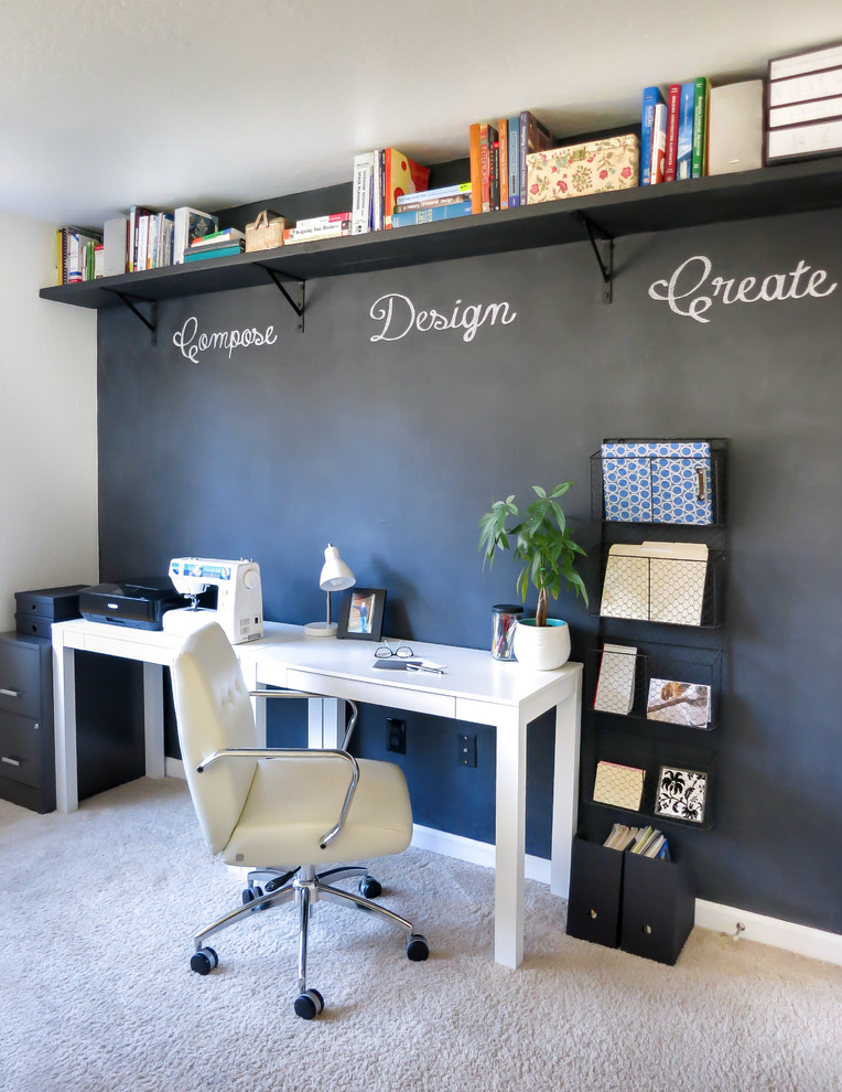 Réalisation d'un bureau design de taille moyenne avec un mur noir, moquette, un bureau indépendant et un sol gris.