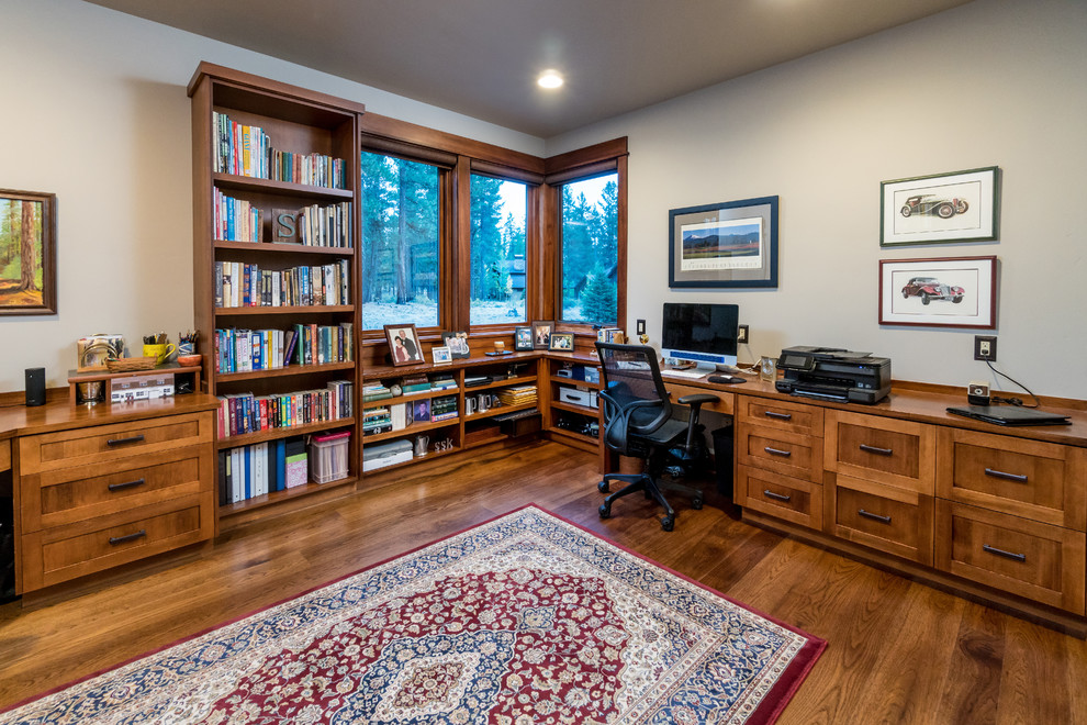 Ispirazione per un ufficio classico con pareti beige, pavimento in legno massello medio e scrivania incassata
