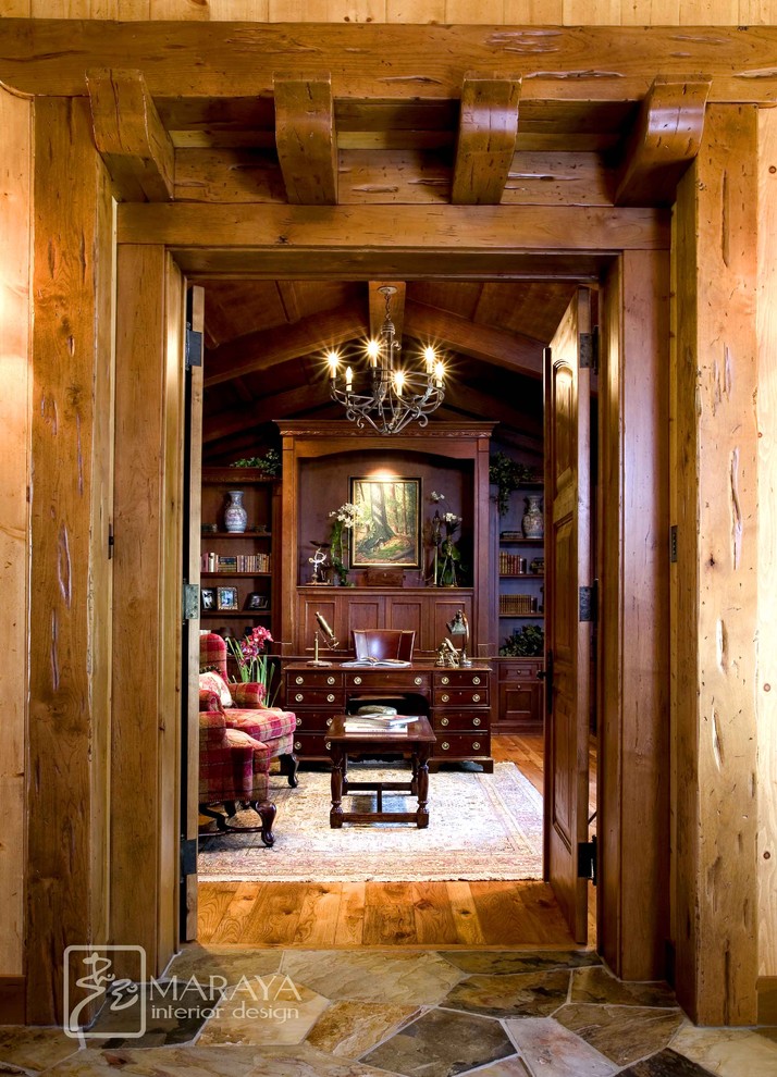 Foto di un grande ufficio stile rurale con pavimento in legno massello medio, scrivania autoportante e pareti beige