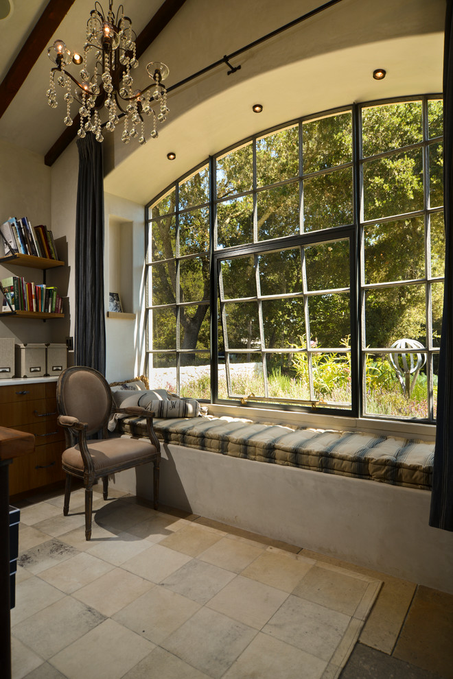 サンフランシスコにある地中海スタイルのおしゃれなホームオフィス・書斎 (ベージュの壁) の写真