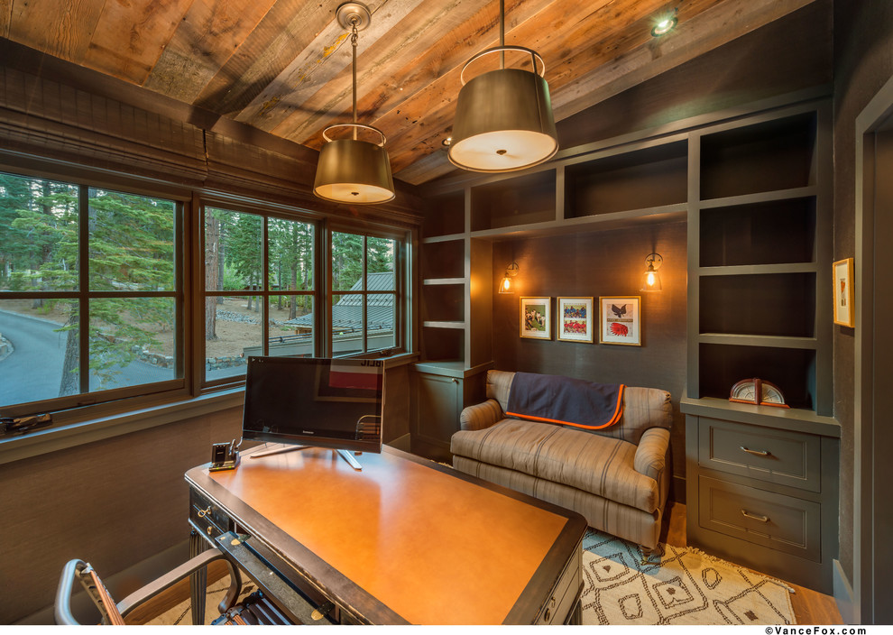 Foto de despacho rústico de tamaño medio sin chimenea con paredes marrones, suelo de madera en tonos medios y escritorio independiente