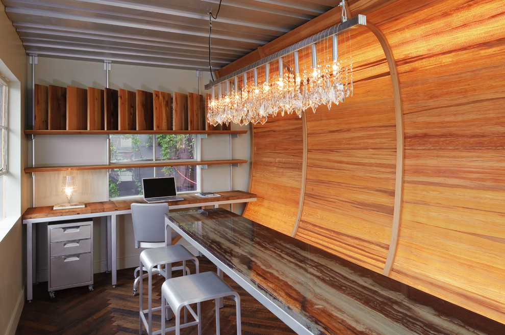 Идея дизайна: кабинет в современном стиле с бежевыми стенами, темным паркетным полом и встроенным рабочим столом