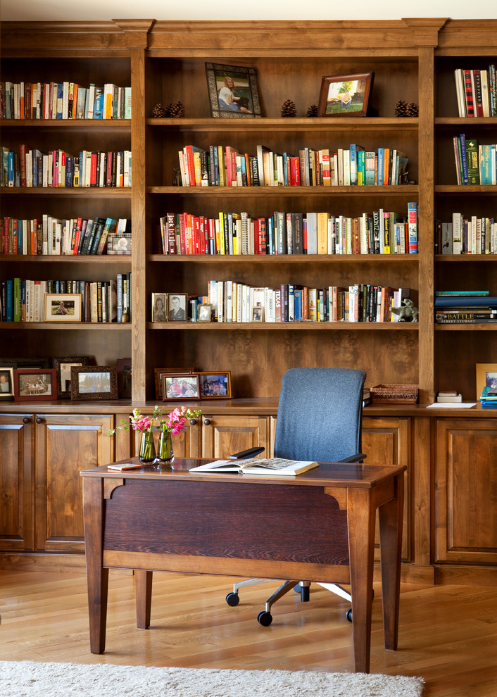 Cette image montre un bureau traditionnel avec un sol en bois brun et un bureau indépendant.