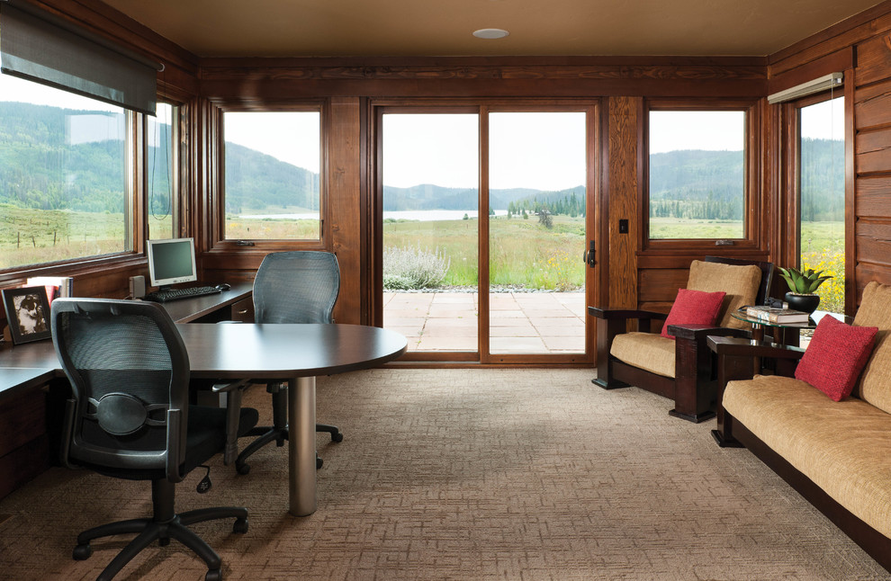 Diseño de despacho moderno de tamaño medio con paredes marrones, moqueta y escritorio independiente