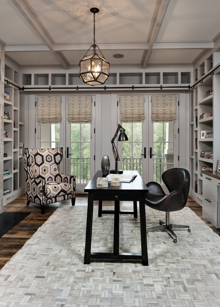 Diseño de despacho rústico de tamaño medio sin chimenea con paredes grises, suelo de madera oscura y escritorio independiente