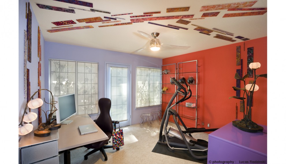 Стильный дизайн: кабинет в современном стиле с оранжевыми стенами, ковровым покрытием и отдельно стоящим рабочим столом - последний тренд
