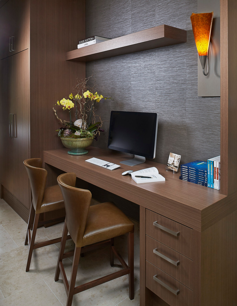 Exempel på ett mycket stort modernt arbetsrum, med grå väggar, kalkstensgolv och ett inbyggt skrivbord