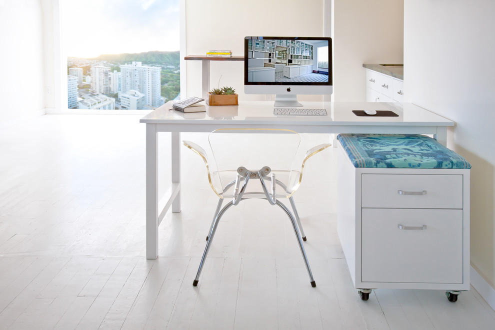 Immagine di uno studio contemporaneo con pareti bianche, pavimento in legno verniciato e scrivania autoportante