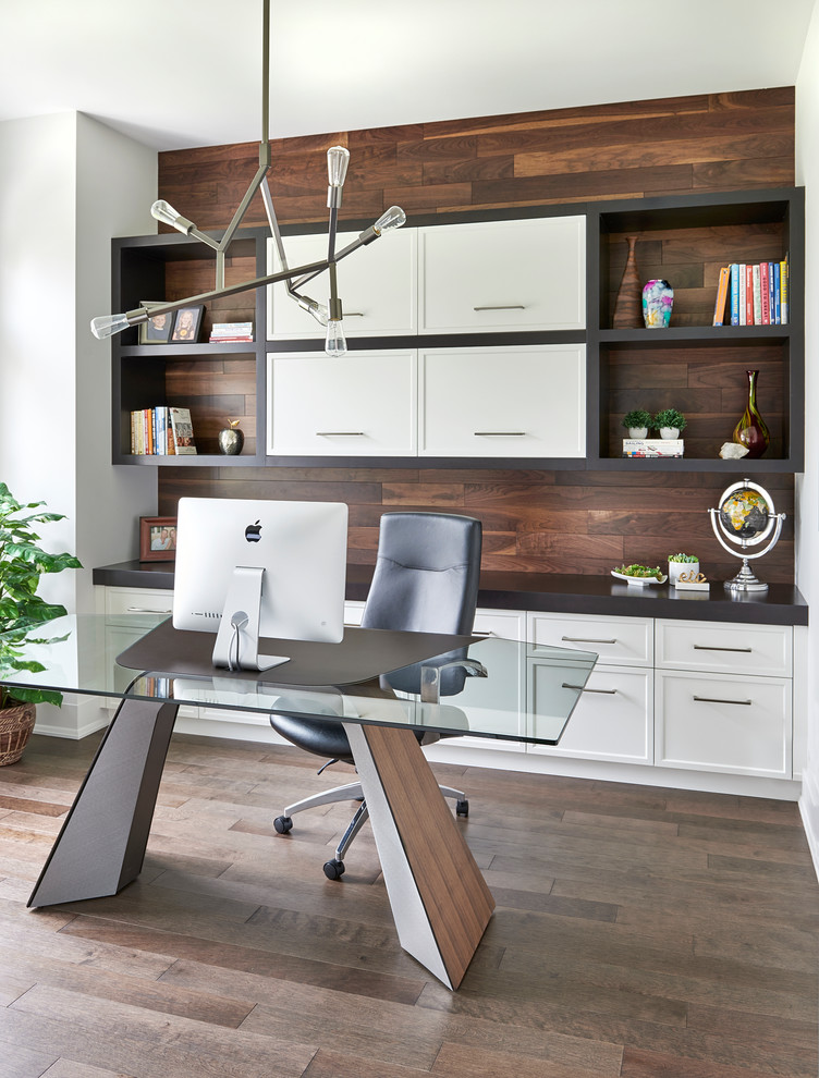 Стильный дизайн: рабочее место в современном стиле с коричневыми стенами, паркетным полом среднего тона, отдельно стоящим рабочим столом и бежевым полом - последний тренд