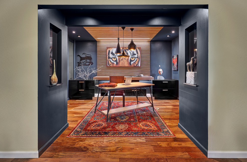 Réalisation d'un grand bureau design en bois avec un mur noir, un sol en bois brun, un bureau indépendant et un sol marron.