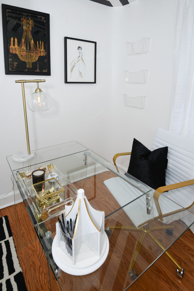 Idéer för ett litet modernt arbetsrum, med ett fristående skrivbord