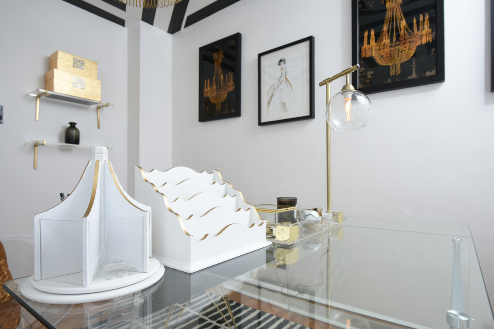 Immagine di un piccolo studio design con pareti bianche, pavimento in legno massello medio, scrivania autoportante e pavimento marrone