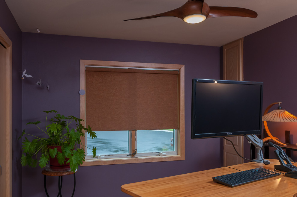 Idée de décoration pour un bureau bohème de taille moyenne avec un mur violet, aucune cheminée et un bureau indépendant.