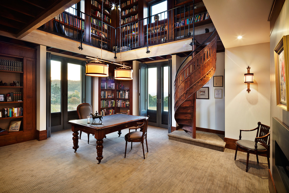 Imagen de despacho de estilo de casa de campo grande con paredes beige, escritorio independiente y moqueta