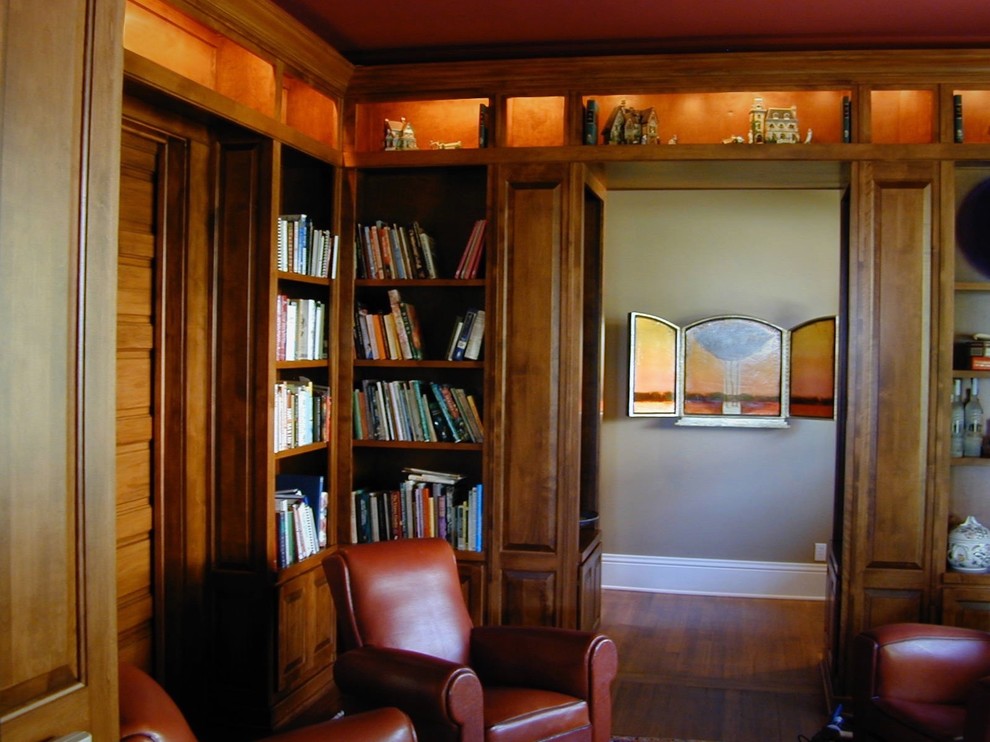 Идея дизайна: домашняя библиотека среднего размера в викторианском стиле с паркетным полом среднего тона и отдельно стоящим рабочим столом