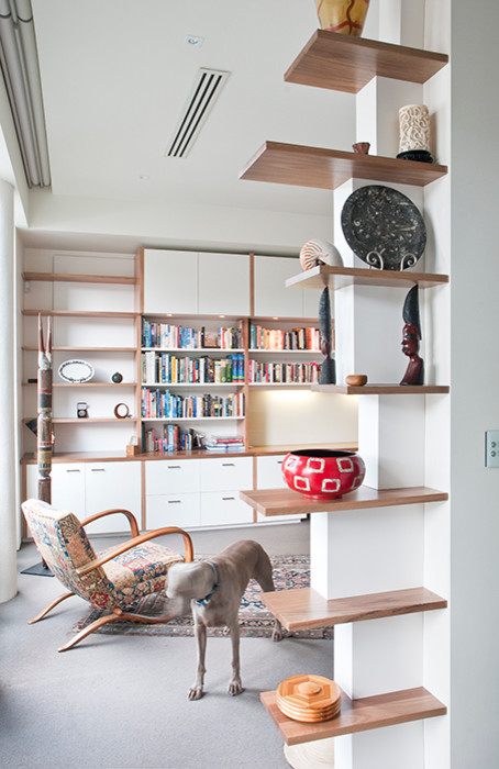 Kleines Modernes Arbeitszimmer ohne Kamin mit weißer Wandfarbe, Teppichboden, Arbeitsplatz und Einbau-Schreibtisch in Melbourne