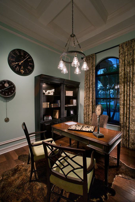 Idéer för att renovera ett mellanstort funkis hemmabibliotek, med blå väggar, mellanmörkt trägolv och ett fristående skrivbord