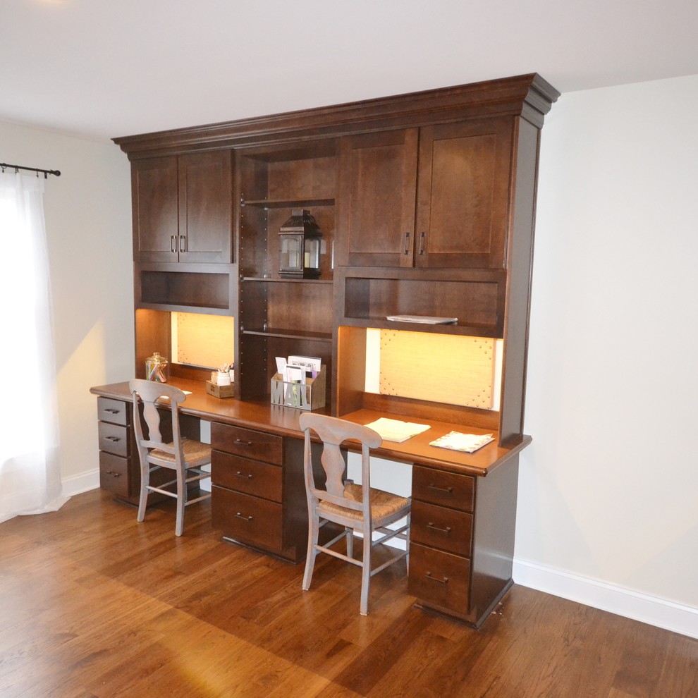 Mittelgroßes Klassisches Arbeitszimmer mit Arbeitsplatz, weißer Wandfarbe, braunem Holzboden und Einbau-Schreibtisch in Philadelphia