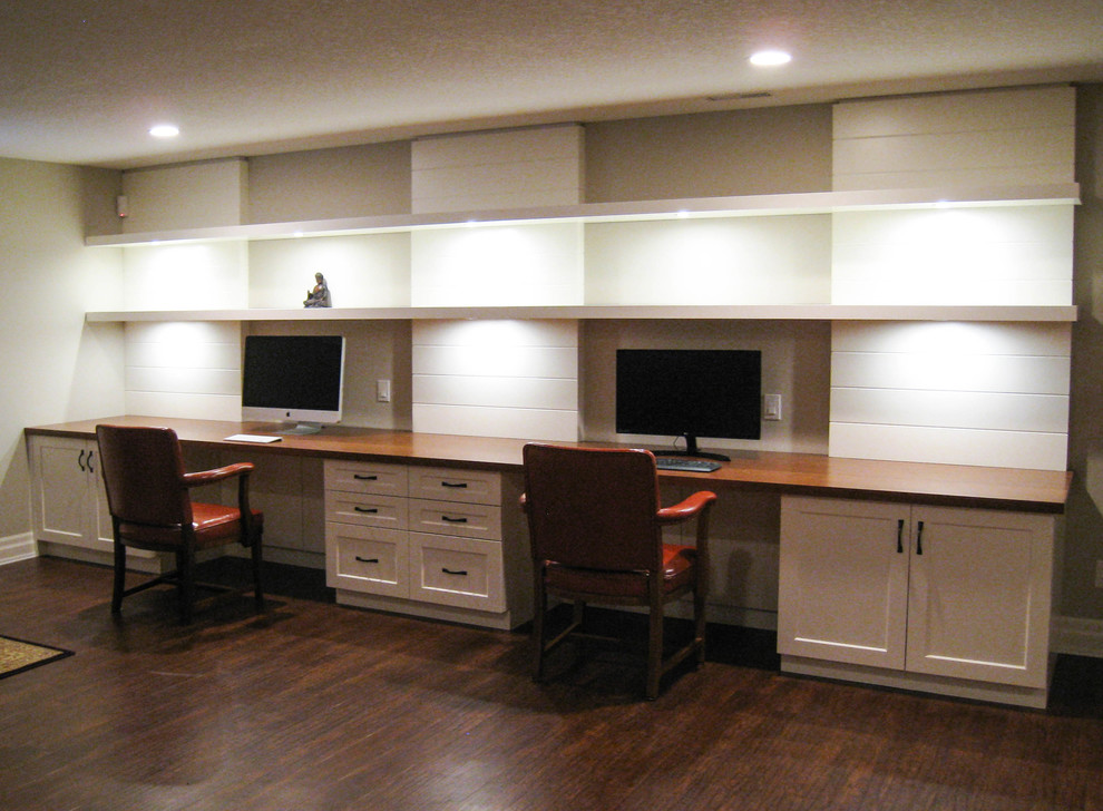 Idéer för att renovera ett vintage arbetsrum, med grå väggar, vinylgolv och brunt golv