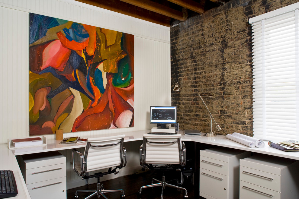 Inredning av ett modernt arbetsrum, med vita väggar och ett inbyggt skrivbord