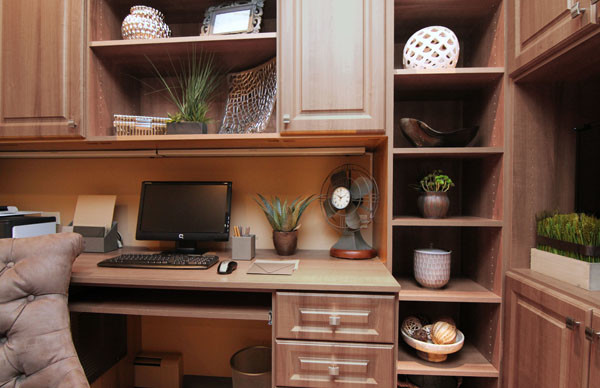 Modelo de despacho clásico renovado con paredes beige y escritorio empotrado