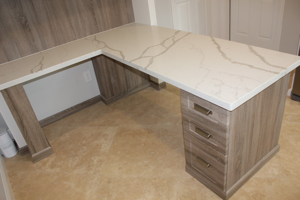 Imagen de despacho tradicional renovado de tamaño medio con suelo de travertino, escritorio empotrado y suelo beige