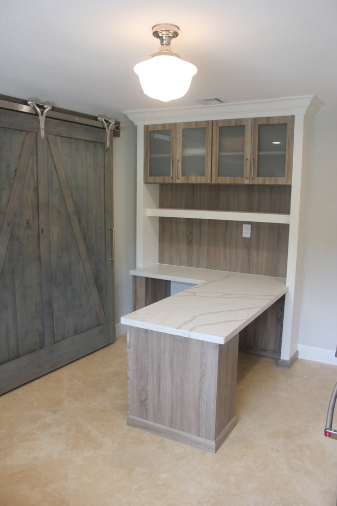 Foto de despacho tradicional renovado de tamaño medio con suelo de travertino, escritorio empotrado y suelo beige
