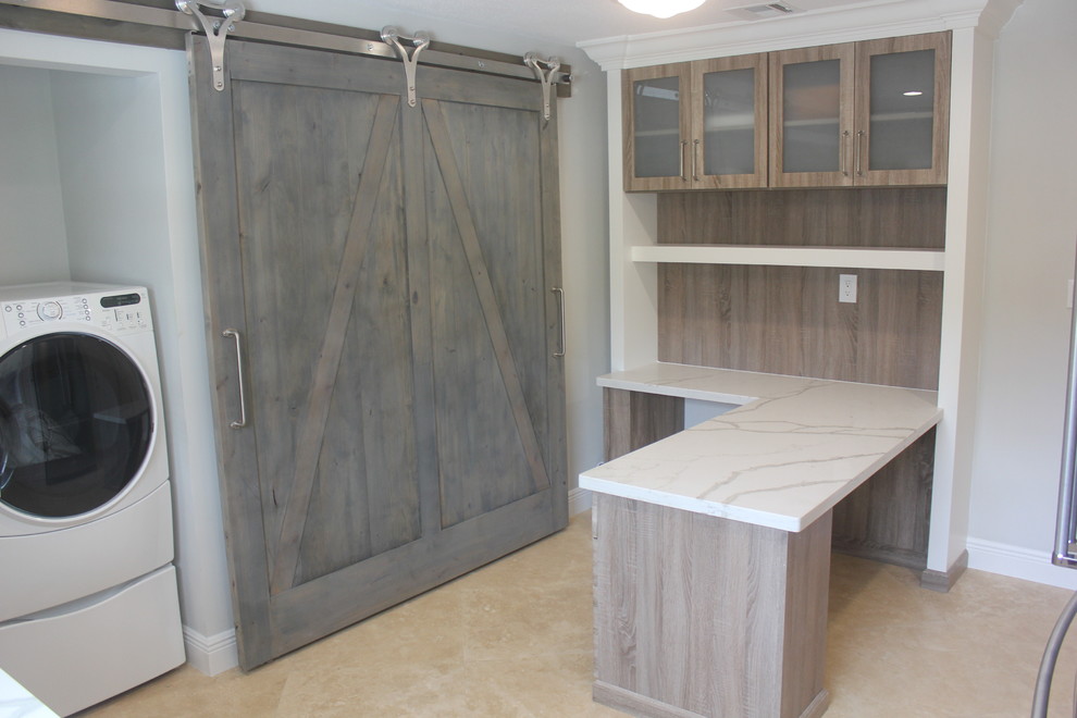 Diseño de despacho tradicional renovado de tamaño medio con suelo de travertino, escritorio empotrado y suelo beige
