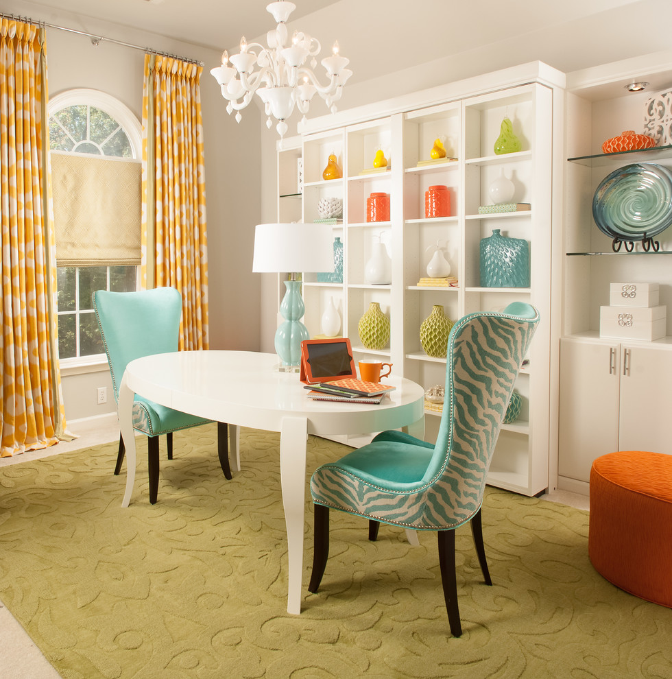 Источник вдохновения для домашнего уюта: кабинет в стиле неоклассика (современная классика) с серыми стенами, ковровым покрытием и отдельно стоящим рабочим столом