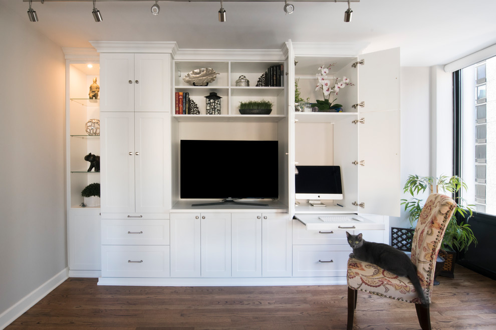 Diseño de despacho tradicional renovado de tamaño medio sin chimenea con paredes blancas, suelo de madera oscura y escritorio empotrado