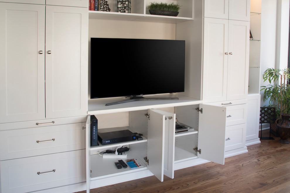 Modelo de despacho clásico renovado de tamaño medio sin chimenea con paredes blancas, suelo de madera oscura y escritorio empotrado