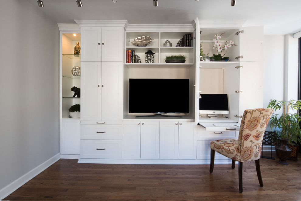 Idéer för mellanstora vintage arbetsrum, med vita väggar, mörkt trägolv och ett inbyggt skrivbord