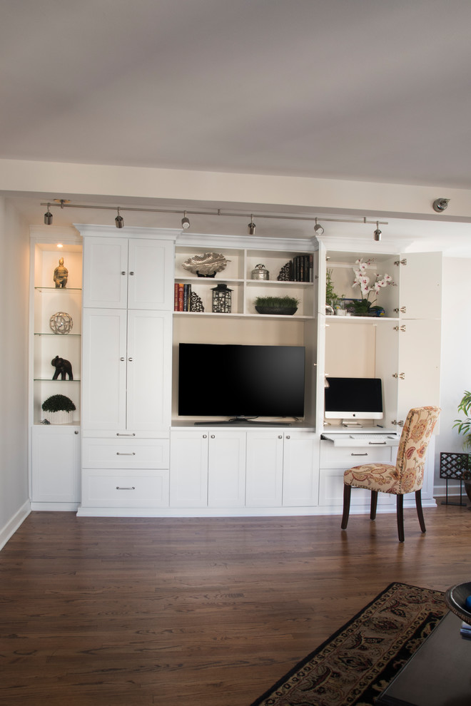 Источник вдохновения для домашнего уюта: кабинет среднего размера в стиле неоклассика (современная классика) с белыми стенами, темным паркетным полом и встроенным рабочим столом без камина