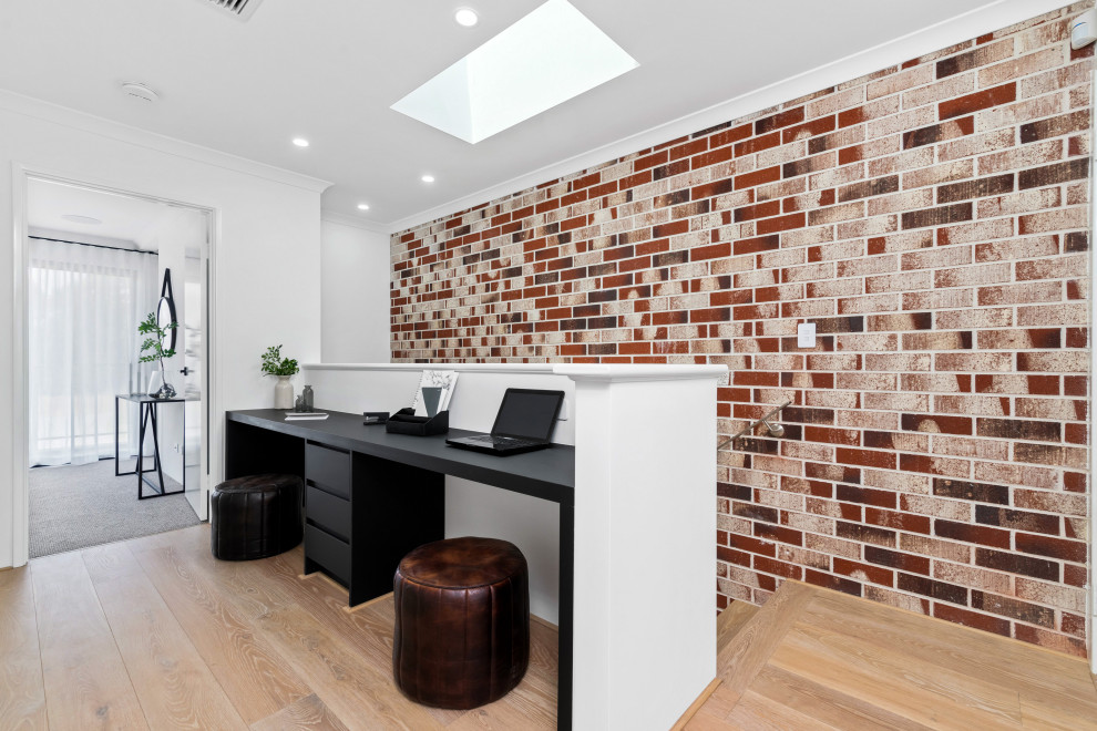 Mittelgroßes Skandinavisches Arbeitszimmer mit Arbeitsplatz, weißer Wandfarbe, hellem Holzboden, freistehendem Schreibtisch und beigem Boden in Perth