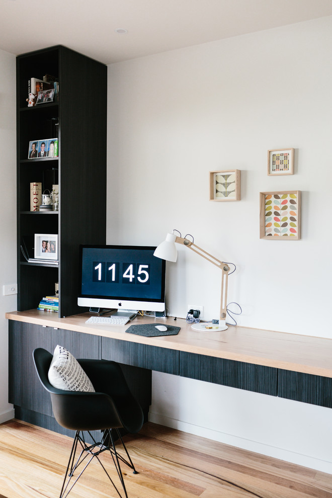 ジーロングにある北欧スタイルのおしゃれなホームオフィス・書斎 (白い壁、造り付け机、淡色無垢フローリング) の写真