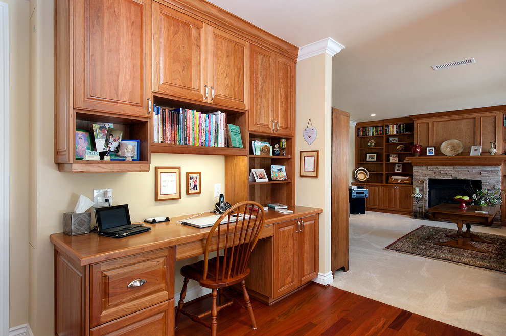 Example of a classic home office design in Orange County