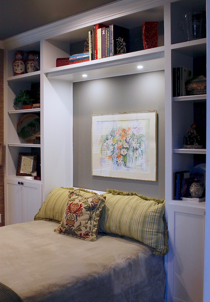 Ejemplo de despacho clásico de tamaño medio sin chimenea con paredes beige, suelo de madera clara, escritorio independiente y suelo marrón